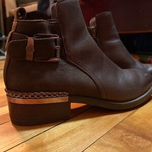 Wishbone Collection - Elegant Brown Leather Ankle Boots - Size 8